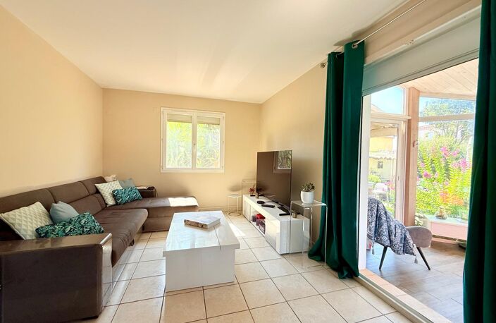 VILLA 100 M² avec jardin fleuri et piscine dans quartier calme — photo 4
