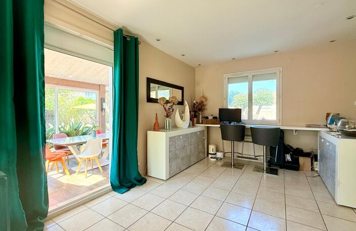 VILLA 100 M² avec jardin fleuri et piscine dans quartier calme — photo 5