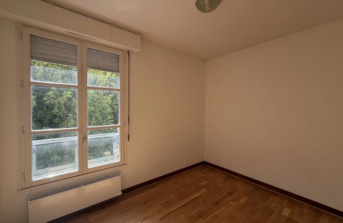 A LOUER - APPARTEMENT DE 5 PIECES AVEC DOUBLE GARAGE - CENTRE VILLE DE CHARTRES — photo 3
