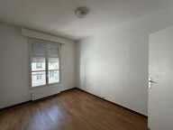 A LOUER - APPARTEMENT DE 5 PIECES AVEC DOUBLE GARAGE - CENTRE VILLE DE CHARTRES — photo 4