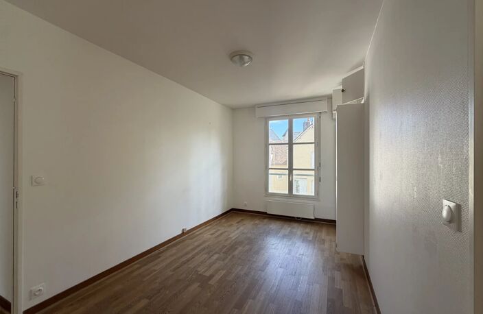 A LOUER - APPARTEMENT DE 5 PIECES AVEC DOUBLE GARAGE - CENTRE VILLE DE CHARTRES — photo 5