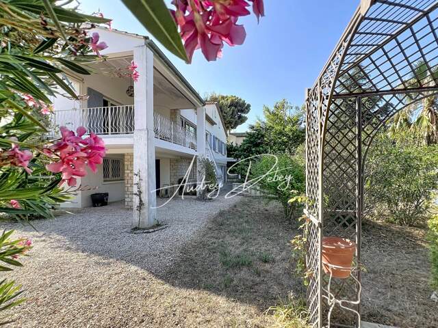 SANARY-SUR-MER  BEAUCOURS  UNE PROPRIÉTÉ FAMILIALE AUX MULTIPLES POSSIBILITÉS, SUR 1 776 M² DE TERRAIN AVEC PISCINE — photo du bien