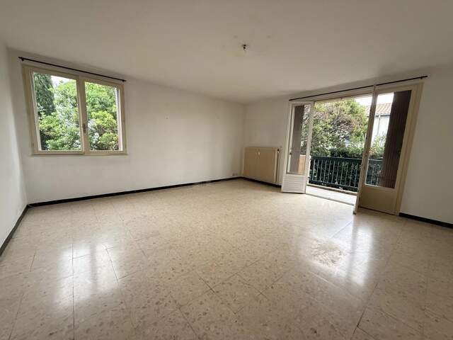 Nîmes centre, quartier Marronniers, T4 au 1er av. ascenseur, 85m2, 3 chs, terrasse, balcon & parking — photo du bien