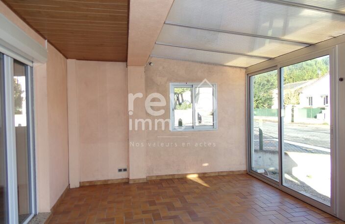 Villa — photo 2