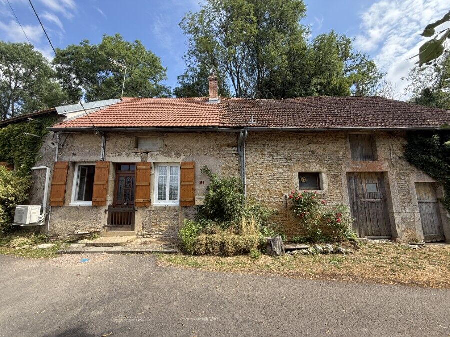 ANCIENNE FERMETTE A RENOVER AU CALME SUR 1 HA 6 AVEC VUE