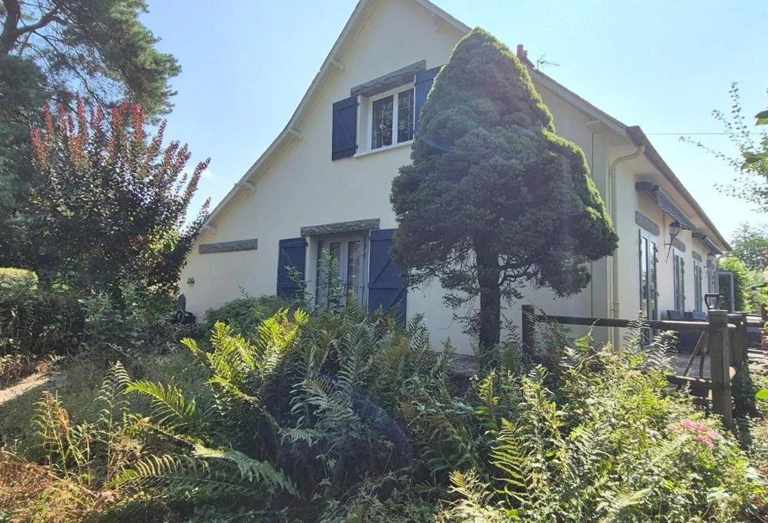 Maison individuelle habitable de 4 chambres avec gîte accessible de 1 chambre + garage + dépendances + 2 terrasses, située à la lisière du village, sur un terrain de 11 820 m² — photo 1