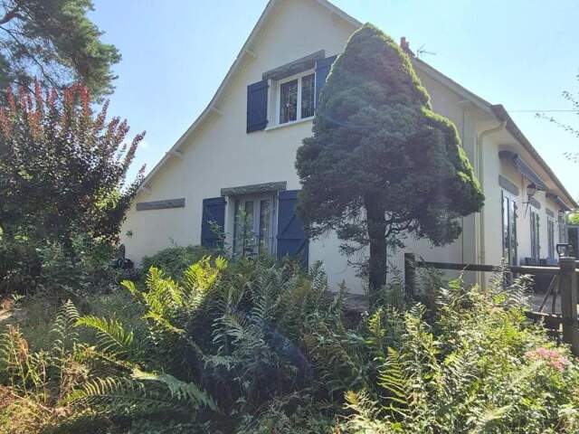 Maison individuelle habitable de 4 chambres avec gîte accessible de 1 chambre + garage + dépendances + 2 terrasses, située à la lisière du village, sur un terrain de 11 820 m² — photo du bien