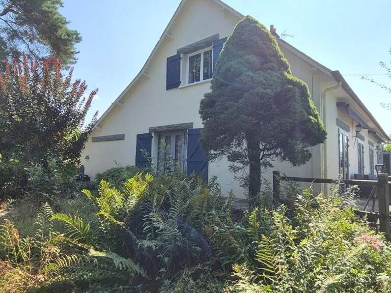 Maison individuelle habitable de 4 chambres avec gîte accessible de 1 chambre + garage + dépendances + 2 terrasses, située à la lisière du village, sur un terrain de 11 820 m² — photo 1