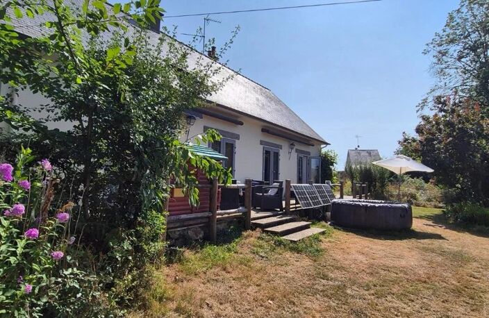 Maison individuelle habitable de 4 chambres avec gîte accessible de 1 chambre + garage + dépendances + 2 terrasses, située à la lisière du village, sur un terrain de 11 820 m² — photo 2