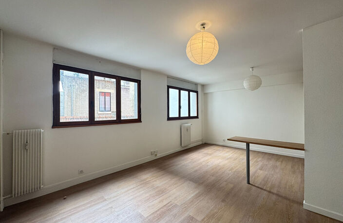 Appartement Reims T1BIS de 35.81 m2 - HOTEL DE VILLE — photo 3