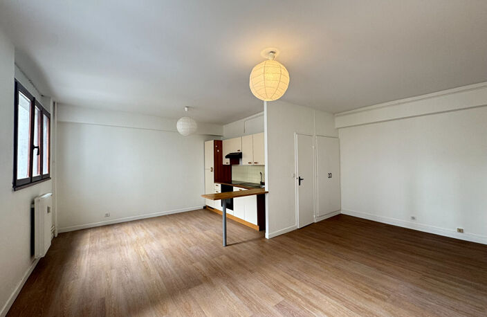 Appartement Reims T1BIS de 35.81 m2 - HOTEL DE VILLE — photo 4