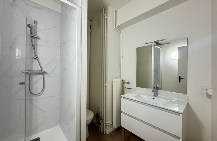 Appartement Reims T1BIS de 35.81 m2 - HOTEL DE VILLE — photo 5