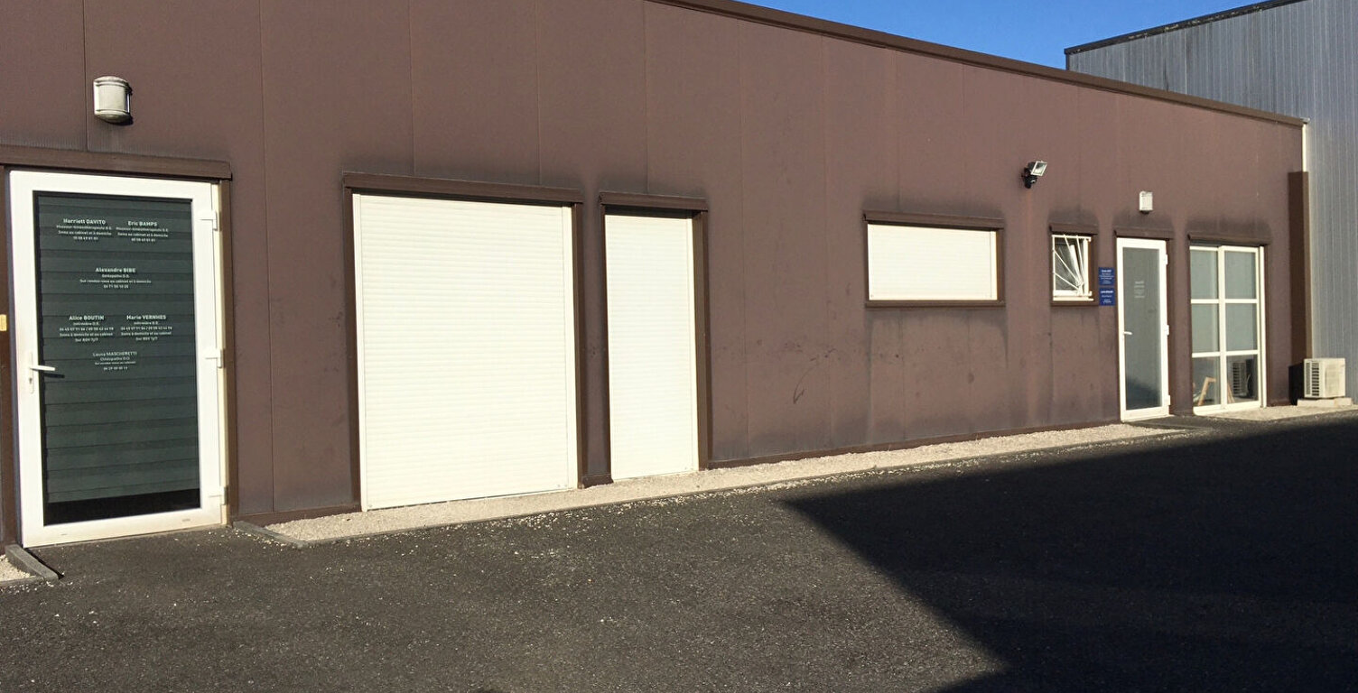 Local professionnel de 48 m² environ — photo 1