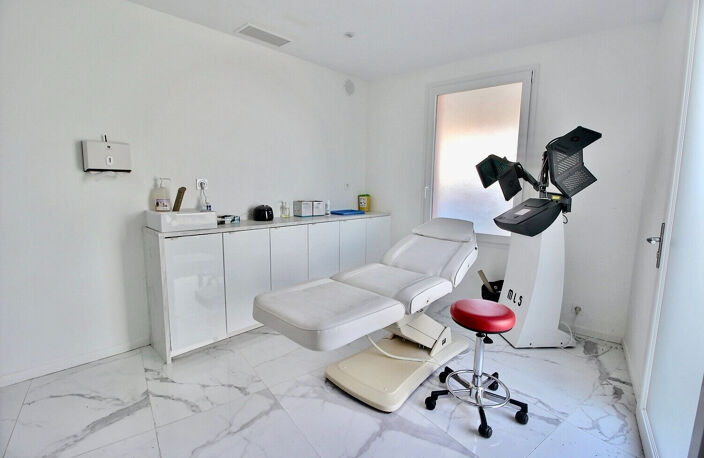 Centre médical - Local médical / paramédical / bien-être d'une superficie de 50m² en RDC + grand parking — photo 2