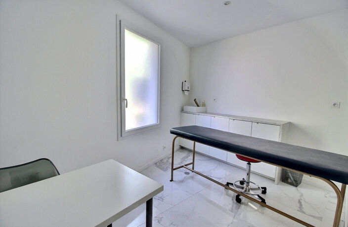 Centre médical - Local médical / paramédical / bien-être d'une superficie de 50m² en RDC + grand parking — photo 4