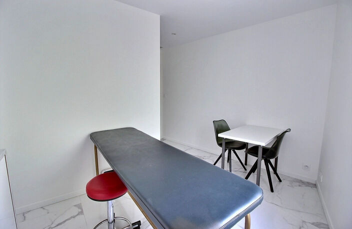 Centre médical - Local médical / paramédical / bien-être d'une superficie de 50m² en RDC + grand parking — photo 5
