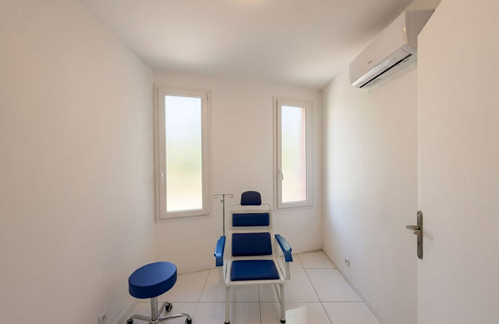Centre médical - Local médical / paramédical / bien-être d'une superficie de 78m² en RDC + grand parking — photo 3