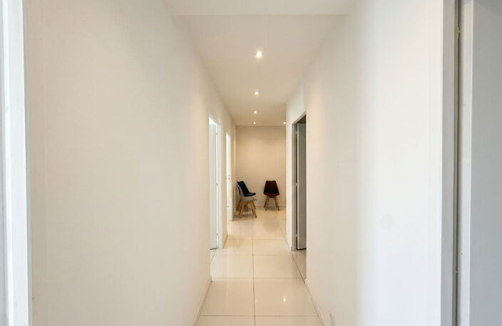 Centre médical - Local médical / paramédical / bien-être d'une superficie de 78m² en RDC + grand parking — photo 4