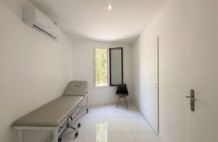 Centre médical - Local médical / paramédical / bien-être d'une superficie de 78m² en RDC + grand parking — photo 5