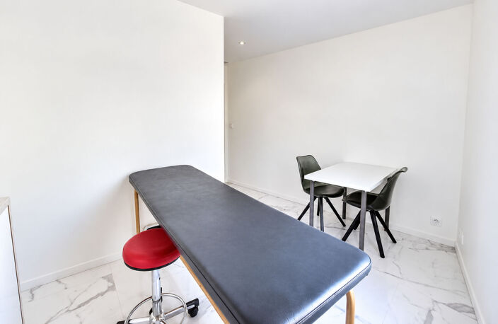 Centre médical - Local médical / paramédical / bien-être d'une superficie de 50m² en RDC + grand parking — photo 4