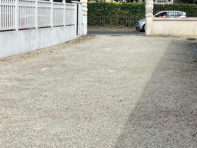TERRAIN CONSTRUCTIBLE de 340 m² A VILLENEUVE-LE-ROI — photo du bien