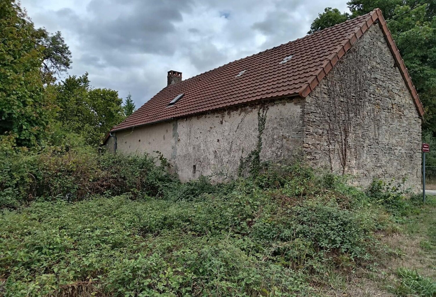Cette propriété a raffraichir est ideale pour ceux qui recherchent le calme — photo 1