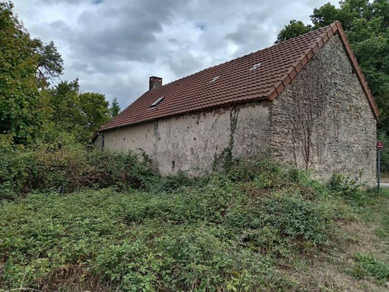 Cette propriété a raffraichir est ideale pour ceux qui recherchent le calme — photo 1