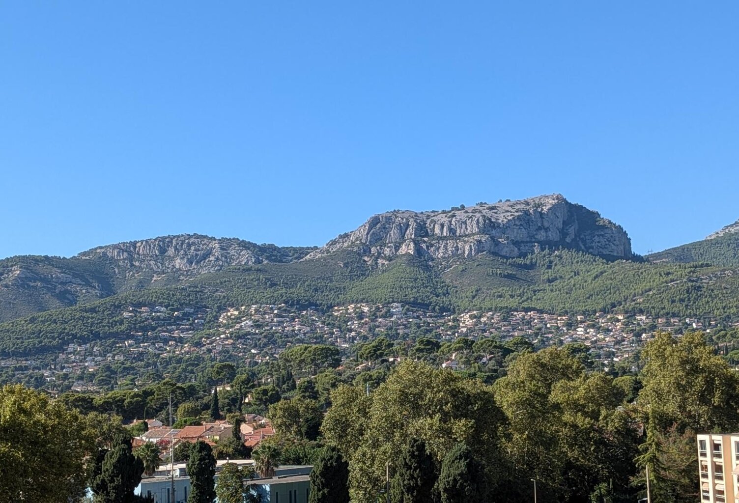 Toulon Ouest, grand appatrtement traversant de type 4 en dernier étage avec garage et cave, dans une résidence sécurisée. Vue dégagée, exposition Sud. — photo 1