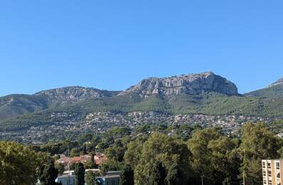 Toulon Ouest, grand appatrtement traversant de type 4 en dernier étage avec garage et cave, dans une résidence sécurisée. Vue dégagée, exposition Sud. — photo du bien