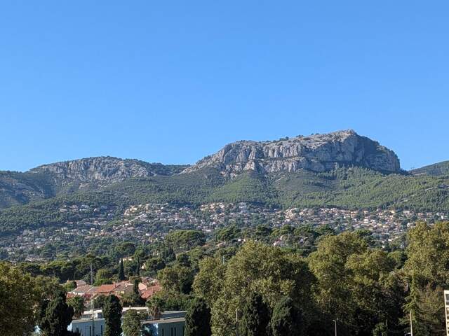 Toulon Ouest, grand appatrtement traversant de type 4 en dernier étage avec garage et cave, dans une résidence sécurisée. Vue dégagée, exposition Sud. — photo du bien