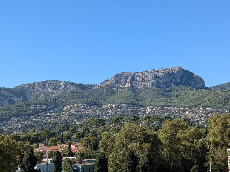 Toulon Ouest, grand appatrtement traversant de type 4 en dernier étage avec garage et cave, dans une résidence sécurisée. Vue dégagée, exposition Sud. — photo 1