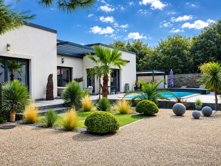 AU CALME, VILLA CONTEMPORAINE DE PLAIN PIED SUR 1003M2 AVEC PISCINE - PRESTATION HAUT DE GAMME — photo 1