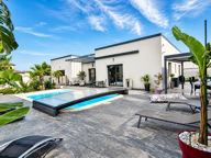 AU CALME, VILLA CONTEMPORAINE DE PLAIN PIED SUR 1003M2 AVEC PISCINE - PRESTATION HAUT DE GAMME — photo 2