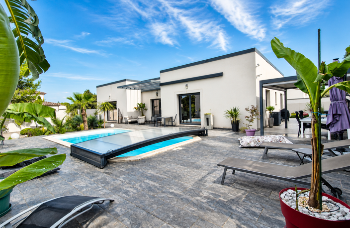 AU CALME, VILLA CONTEMPORAINE DE PLAIN PIED SUR 1003M2 AVEC PISCINE - PRESTATION HAUT DE GAMME — photo 2