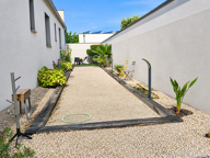 AU CALME, VILLA CONTEMPORAINE DE PLAIN PIED SUR 1003M2 AVEC PISCINE - PRESTATION HAUT DE GAMME — photo 4