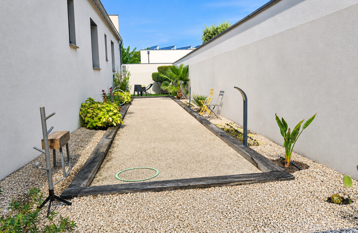 AU CALME, VILLA CONTEMPORAINE DE PLAIN PIED SUR 1003M2 AVEC PISCINE - PRESTATION HAUT DE GAMME — photo 4