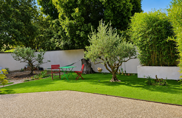 AU CALME, VILLA CONTEMPORAINE DE PLAIN PIED SUR 1003M2 AVEC PISCINE - PRESTATION HAUT DE GAMME — photo 5