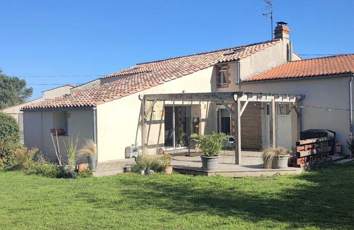 Vente Maison/villa 8 pièces — photo 2