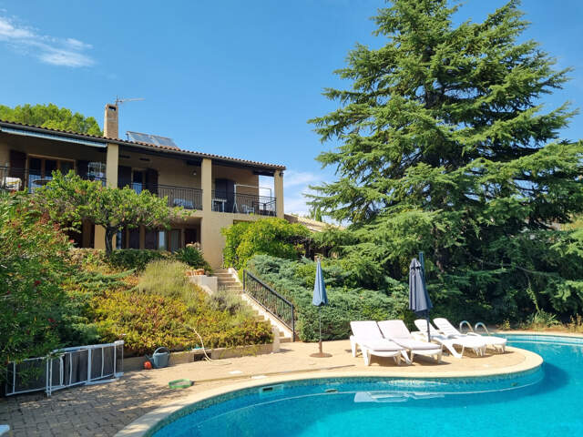 Maison avec piscine — photo du bien