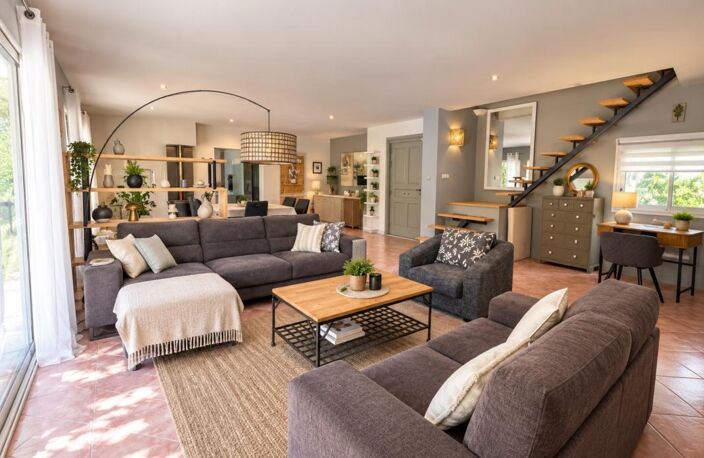 ST RESTITUT, rare, maison contemporaine de 193 m² hab plus garage et piscine 10X5 sur 2000 m boisés de chênes au calme — photo 3