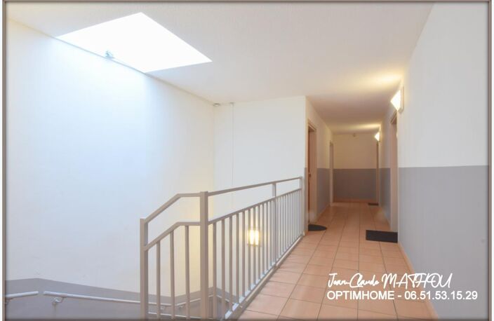 A vendre appartement T2 41 m² avec terrasse, vue campagne, 2 parkings et piscine - 11200 Lézignan-Corbières — photo 2