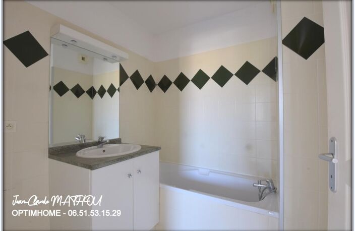 A vendre appartement T2 41 m² avec terrasse, vue campagne, 2 parkings et piscine - 11200 Lézignan-Corbières — photo 3
