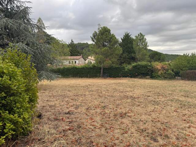LAVAL-PRADEL – TERRAIN À BÂTIR DE 1 146 m² AU CŒUR DU BOURG – POTENTIEL INVESTISSEUR — photo du bien