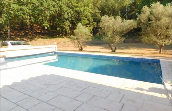 A LE VAL (83143) Maison familiale avec piscine, 4 chambres, grand garage, terrain naturel et boisé — photo 2