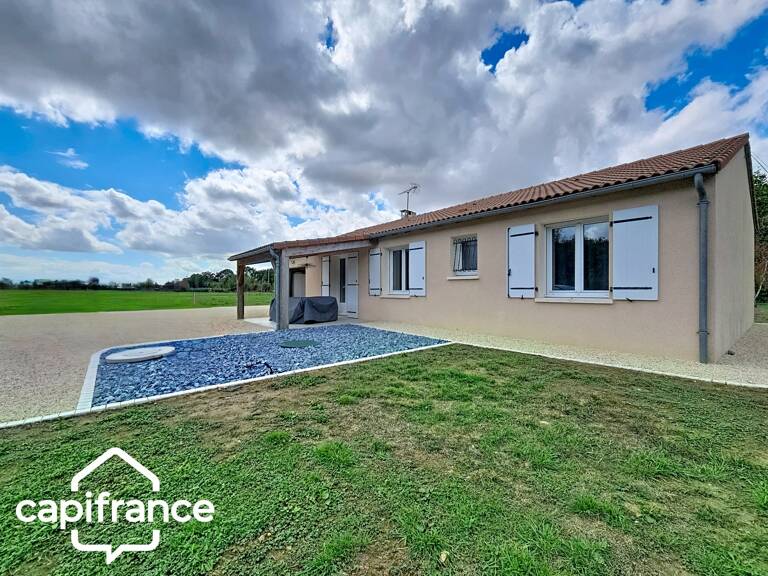 PROCHE DE THOUARS Maison de plain pied de 111m2 avec + de 2 hectares de terrain avec dépendance de 900m2 — photo 1