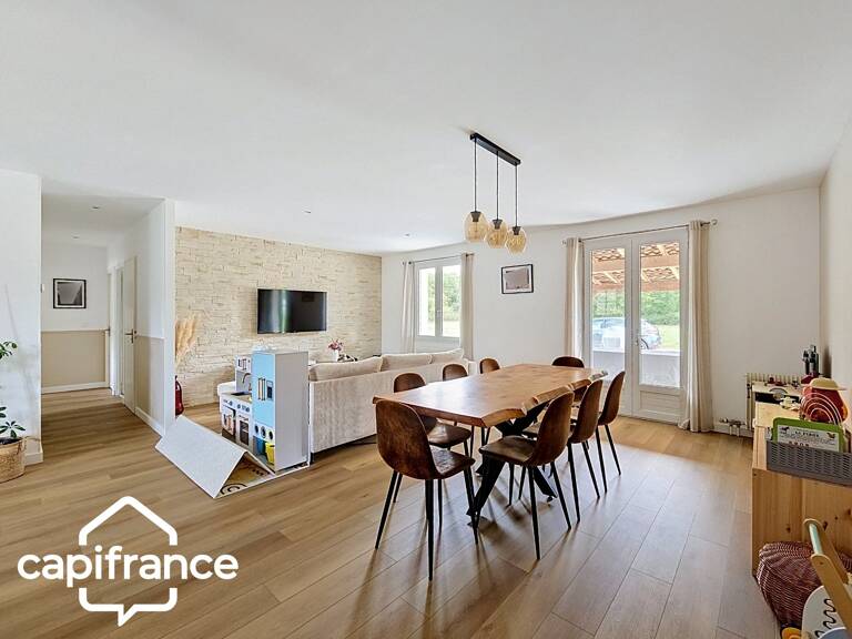 PROCHE DE THOUARS Maison de plain pied de 111m2 avec + de 2 hectares de terrain avec dépendance de 900m2 — photo 1