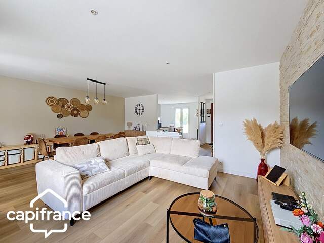 PROCHE DE THOUARS Maison de plain pied de 111m2 avec + de 2 hectares de terrain avec dépendance de 900m2 — photo du bien