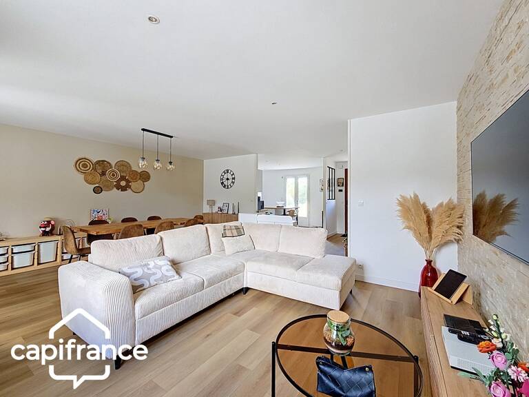 PROCHE DE THOUARS Maison de plain pied de 111m2 avec + de 2 hectares de terrain avec dépendance de 900m2 — photo 1