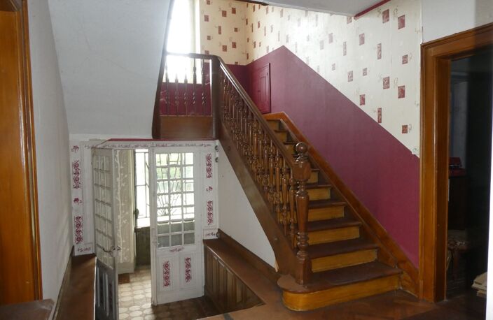 LE THILLOT (88)Maison bourgeoise de caractère à rénover de 280 m²sur trois niveaux, terrain 1000 m²+ garage — photo 3