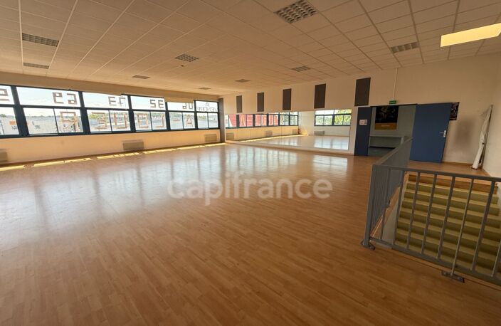 MURS COMMERCIAUX D’EXCEPTION – 310 m² MODULABLES – EMPLACEMENT PREMIUM À ORGEVAL (78) — photo 2